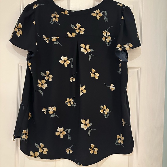 Ladies short sleeve blouse in navy blue with cream flowers. Size large. - Picture 2 of 3